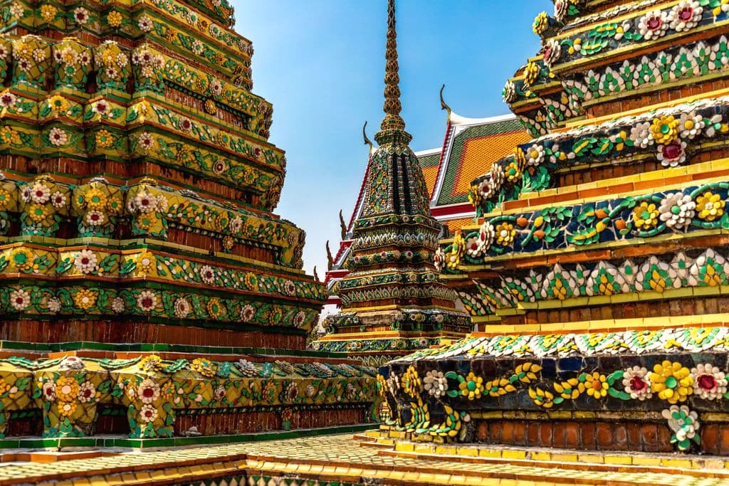 Colorful Wat Pho temple buildings in Bangkok, by Frank van Dijk