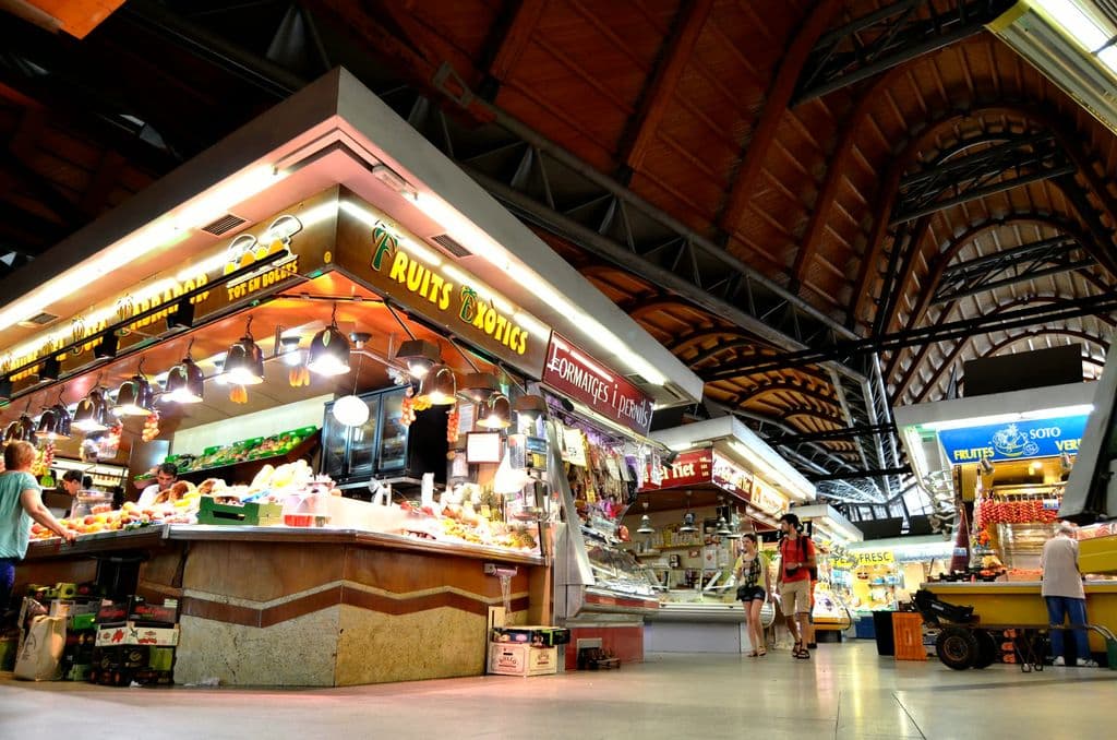 Food stalls inside Mercat de Santa Caterina in Barcelona, by Edoardo Umanzor