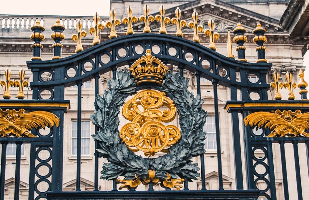 Buckingham Palace gate in London, by Roméo A