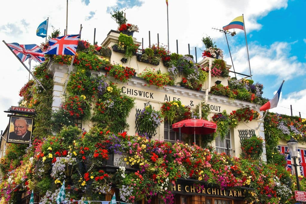 The Churchill Arms pub covered with flowers in London, by Vincent Creton