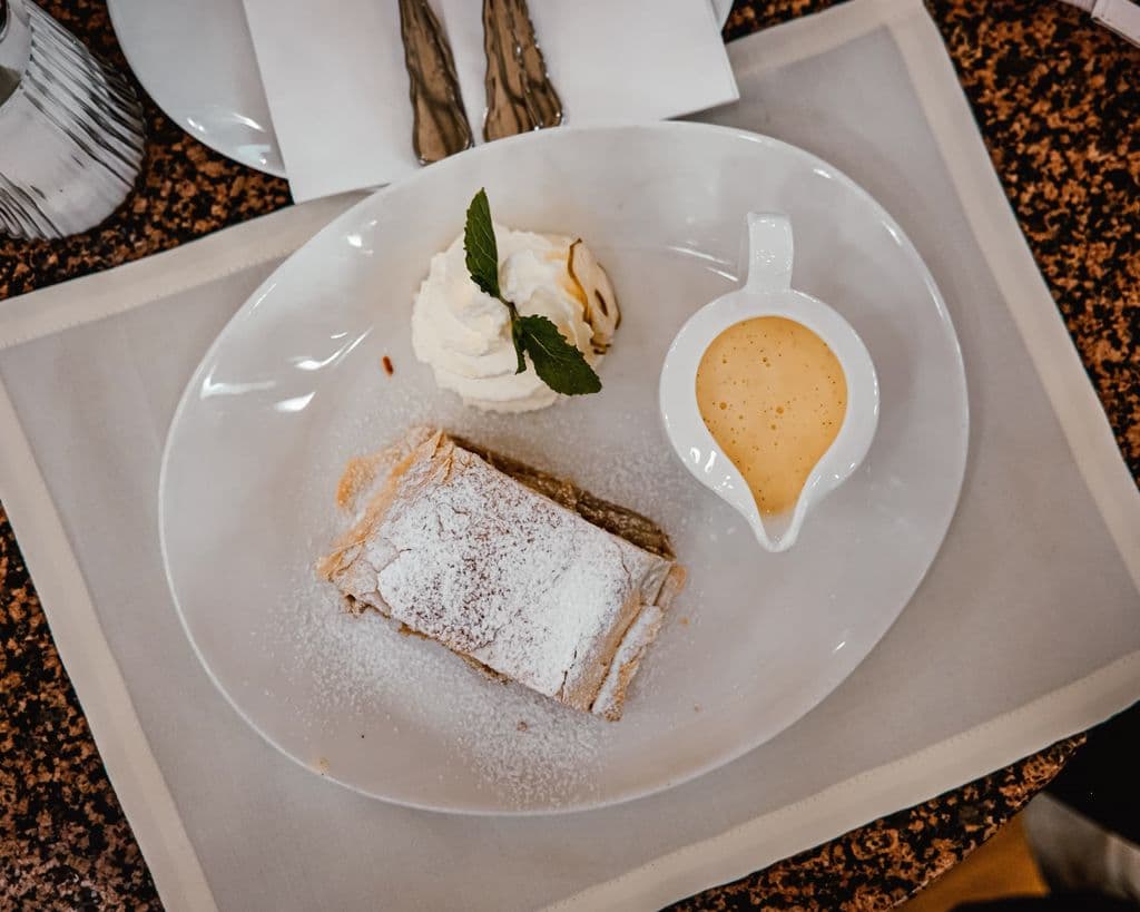 Apple strudel with cream and vanilla sauce, by Fatih Maraşlıoğlu