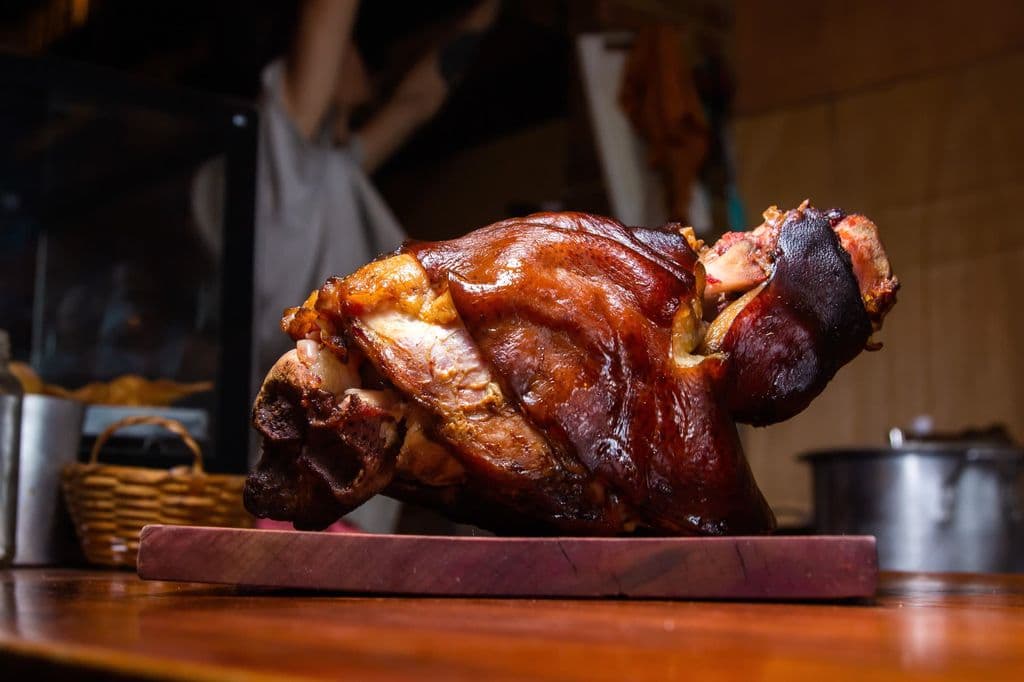 Roasted German pork knuckle, by Vinícius Caricatte
