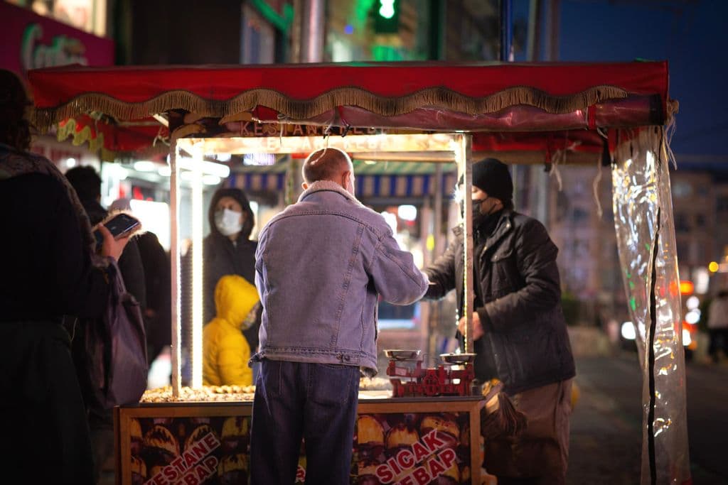Street food stall in Istanbul at night, by Samet Çolakoğlu