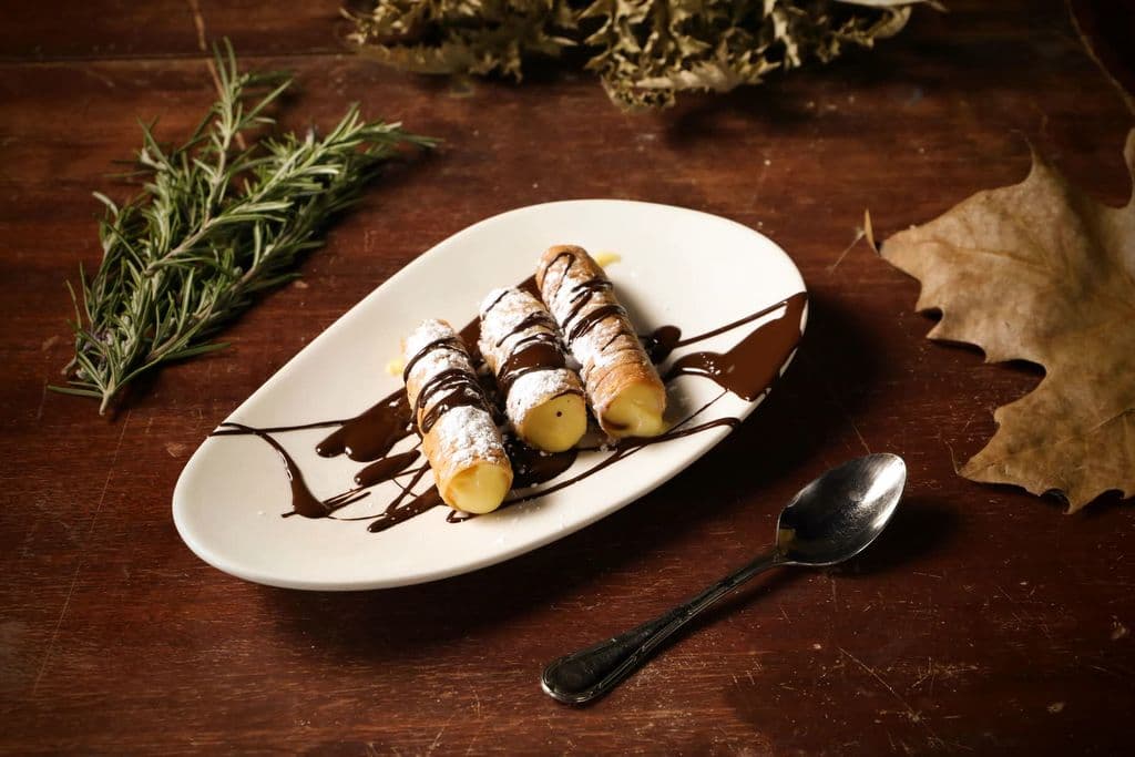 Cannoli filled with cream and drizzled with chocolate, by José Antonio Otegui Auzmendi