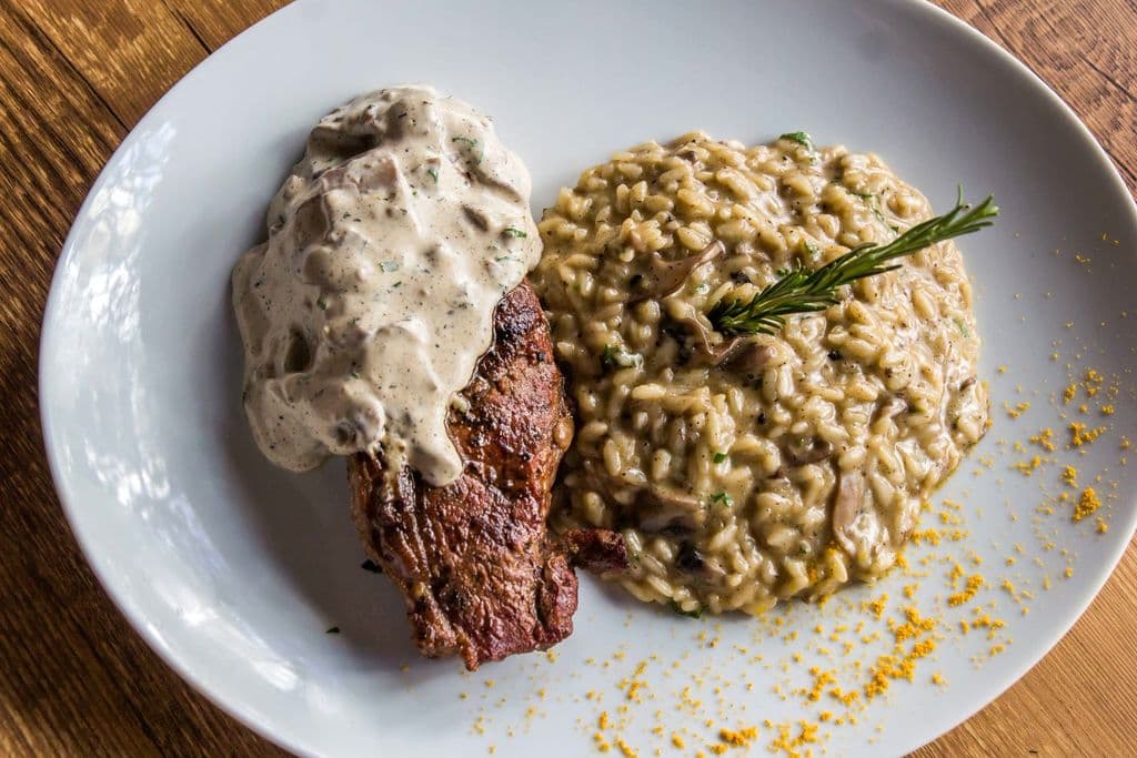 Risotto served as traditional Italian food, by Vinícius Caricatte