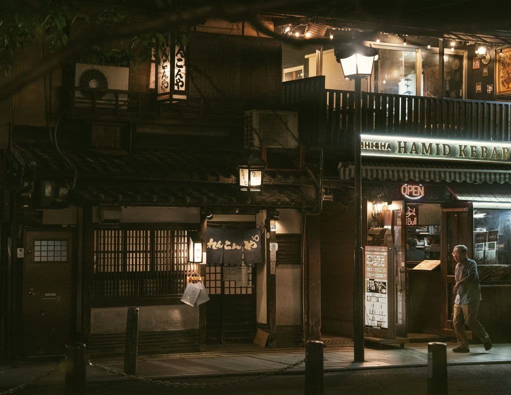 Traditional shops lit at night in Kyoto’s Gion District, by Rafael Da Silva