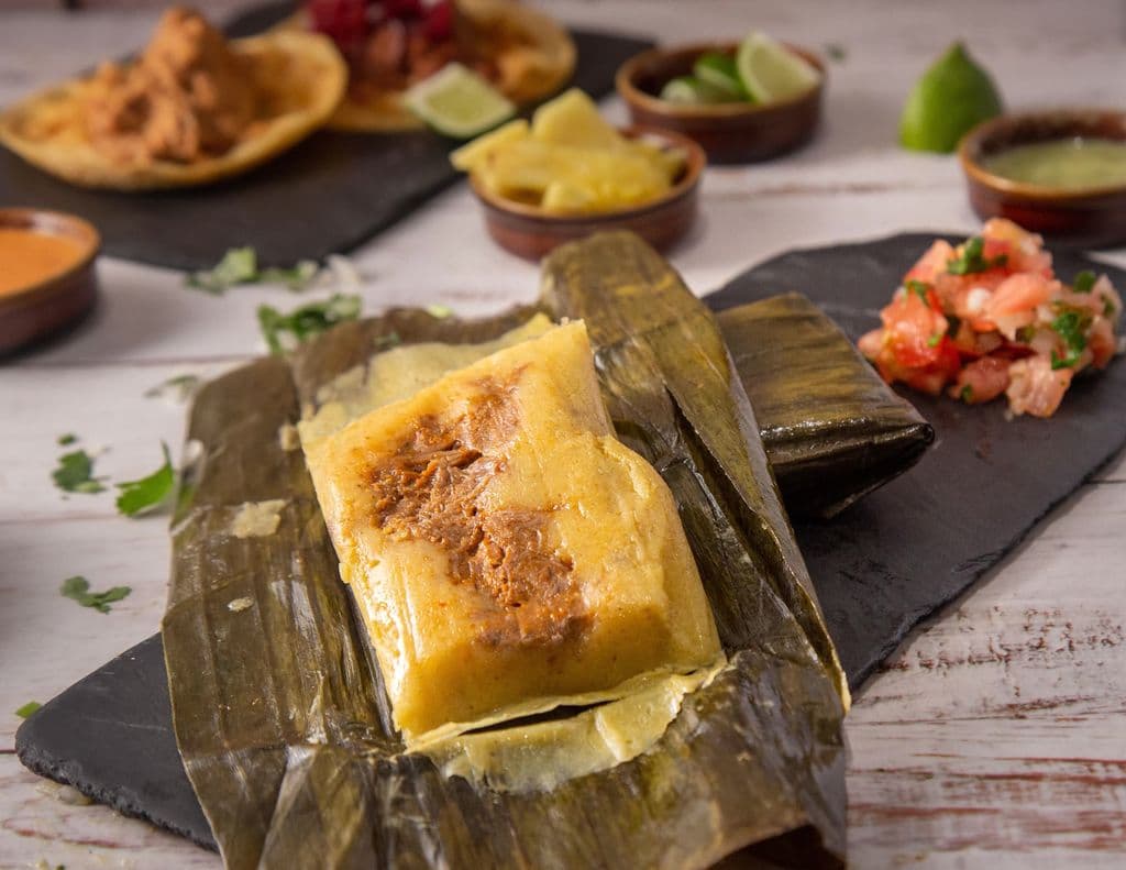 Tamale served on a banana leaf, by Gonzalo Guzmán García