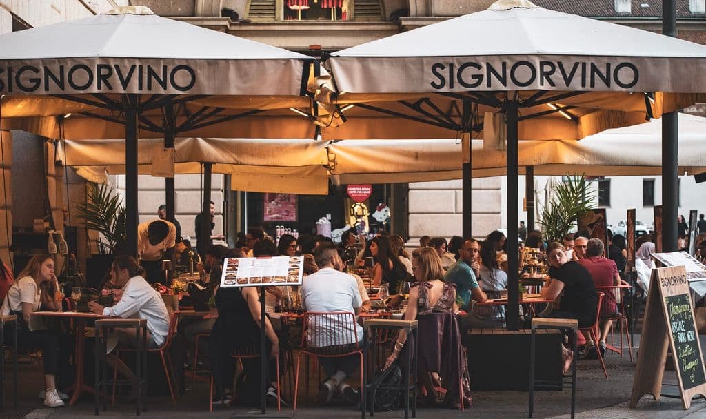 Outdoor dining at Signorvino in central Milan, by Mihaela Claudia Puscas