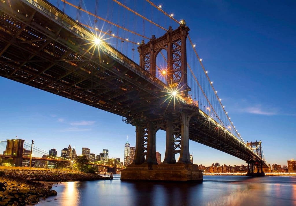 Brooklyn Bridge with Manhattan skyline, by Pedro Lastra
