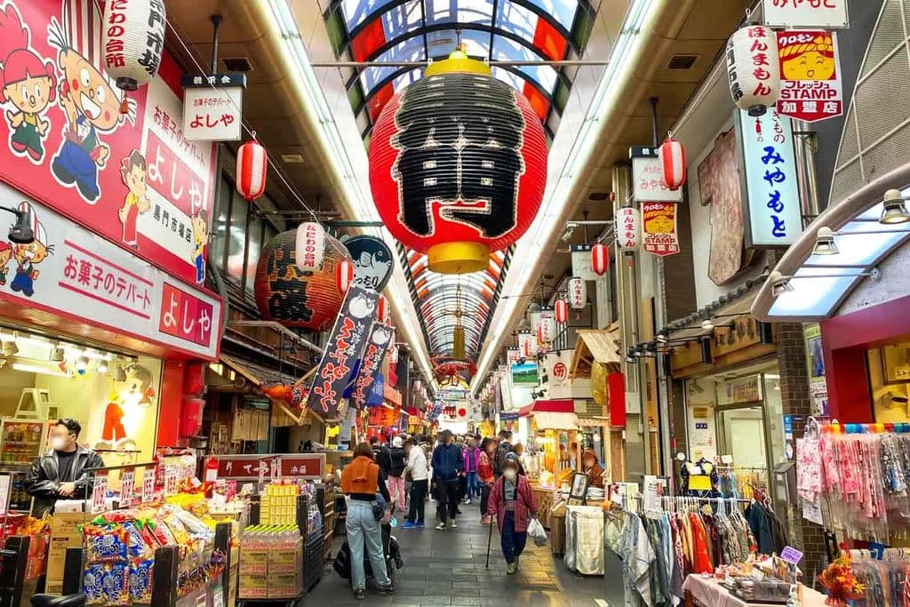 Kuromon Market food stalls in Osaka, by NAVITIME Travel