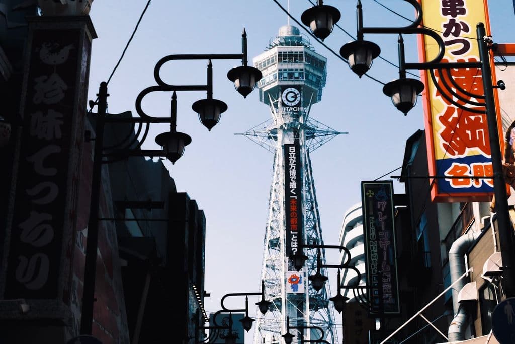 Tsutenkaku Tower in Shinsekai, by Kuan-yu Huang