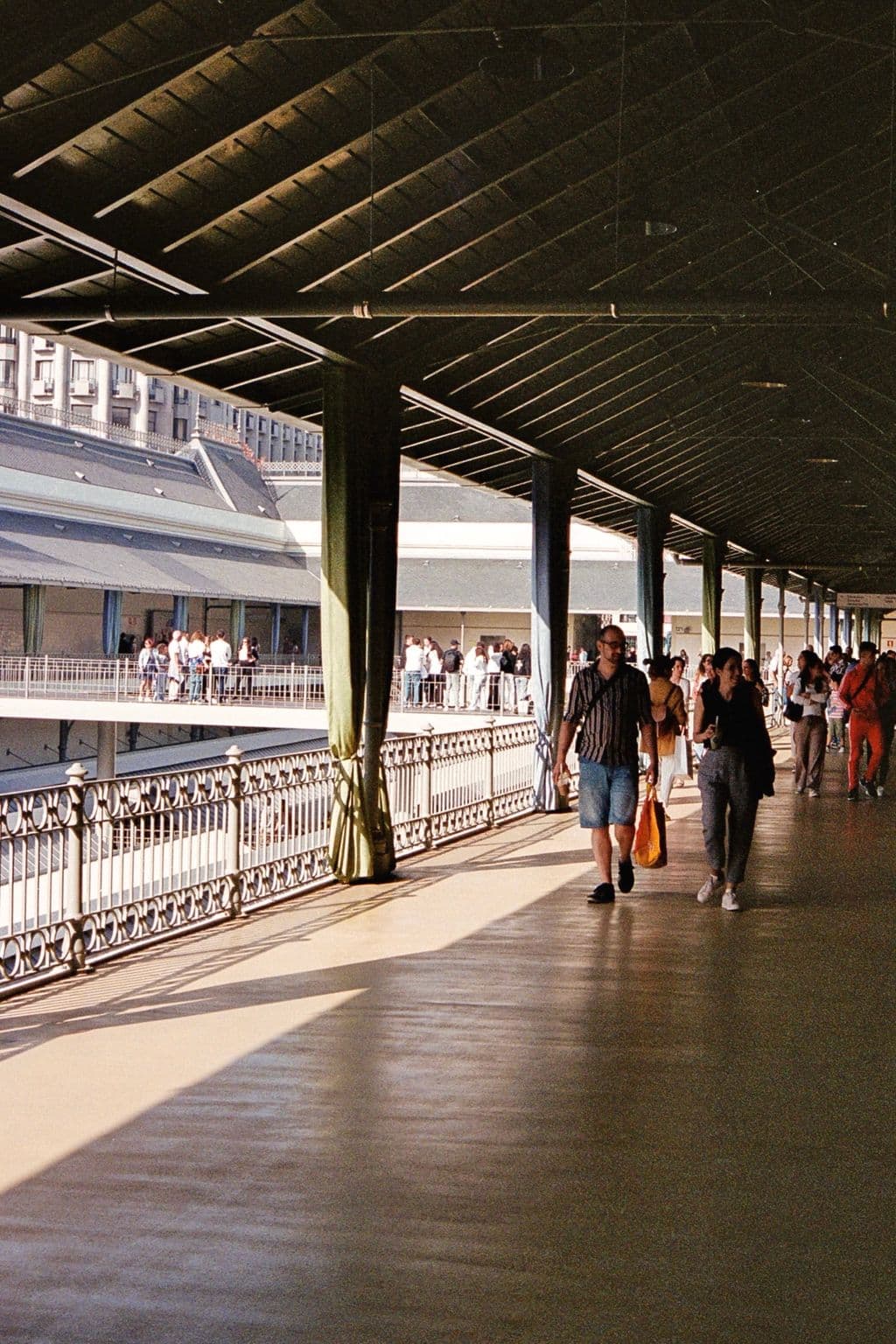 People inside Mercado do Bolhão in Porto, by Bruno Silva