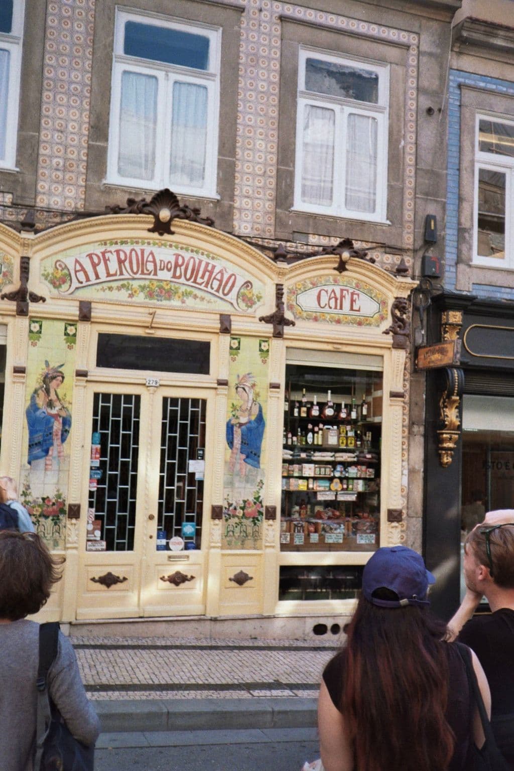 A Pérola do Bolhão tiled grocery facade in Porto, by Bruno Silva