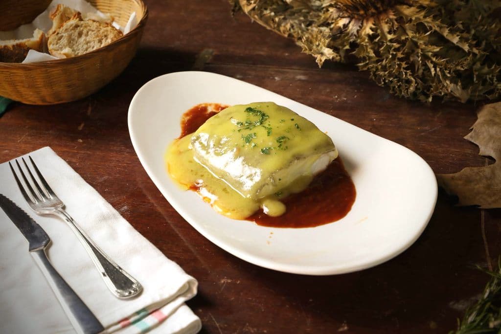 Francesinha sandwich covered in sauce, by José Antonio Otegui Auzmendi