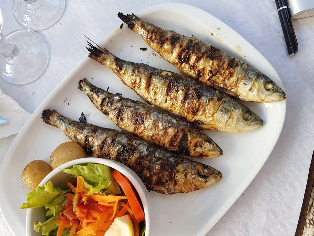 Grilled sardines with vegetables, by Alex Teixeira