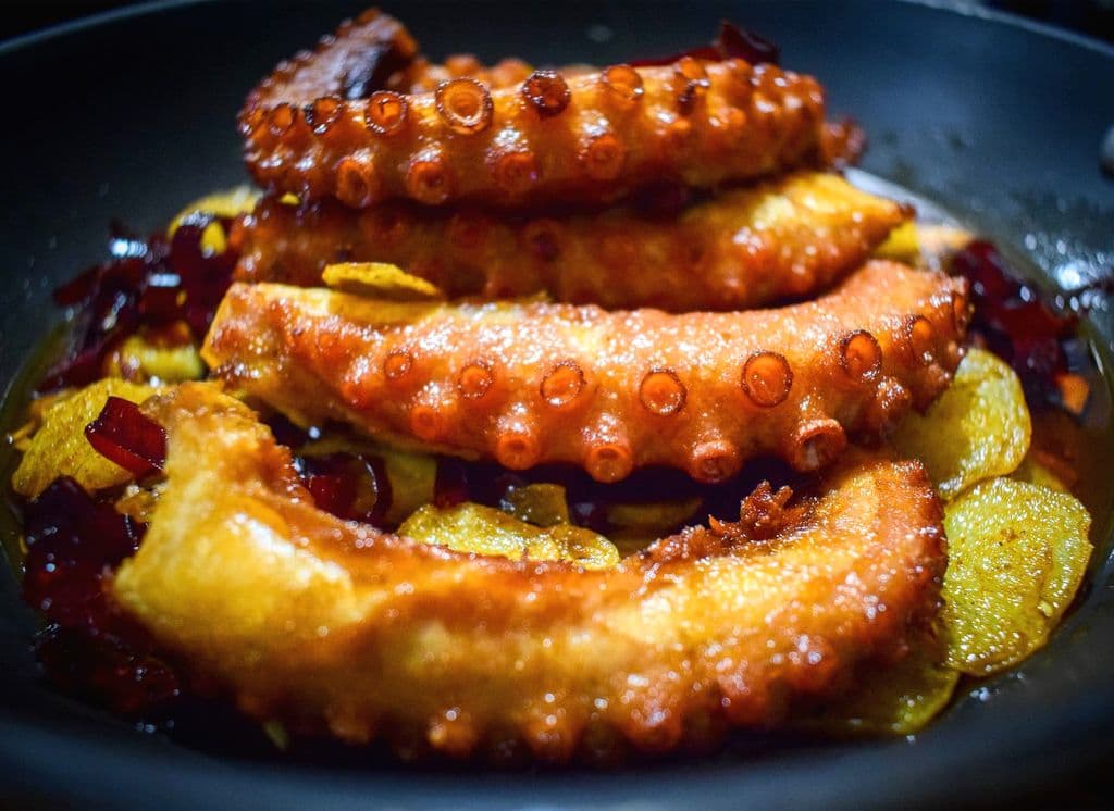 Grilled octopus with garnishes, by JESUS ADRIÁN SAAVEDRA