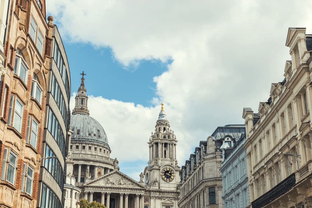 St Paul’s Cathedral in London seen from the surrounding streets, by Matheus Bertelli