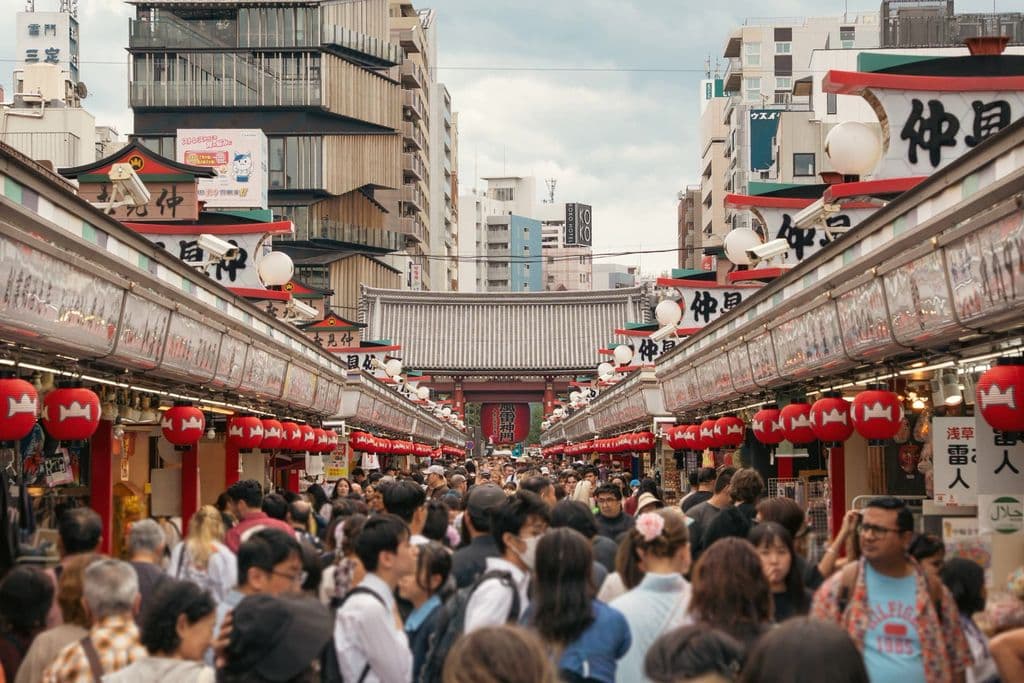 Crowds walking along Nakamise-dori in Tokyo, by Iban Lopez Luna