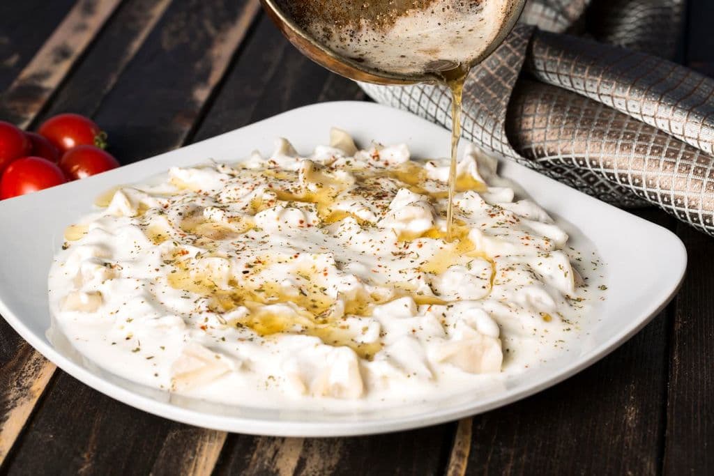 Turkish mantı with yogurt and spices, by Mavi Yıldız Restoran Cumalıkızık Bursa