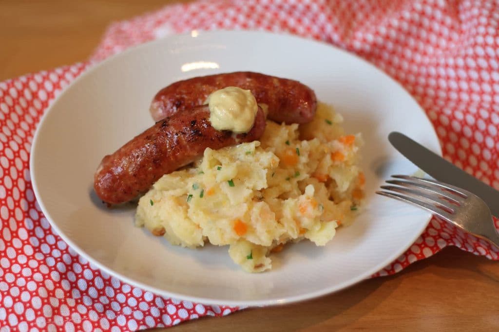 Sausages with mashed potatoes and vegetables, by Paula